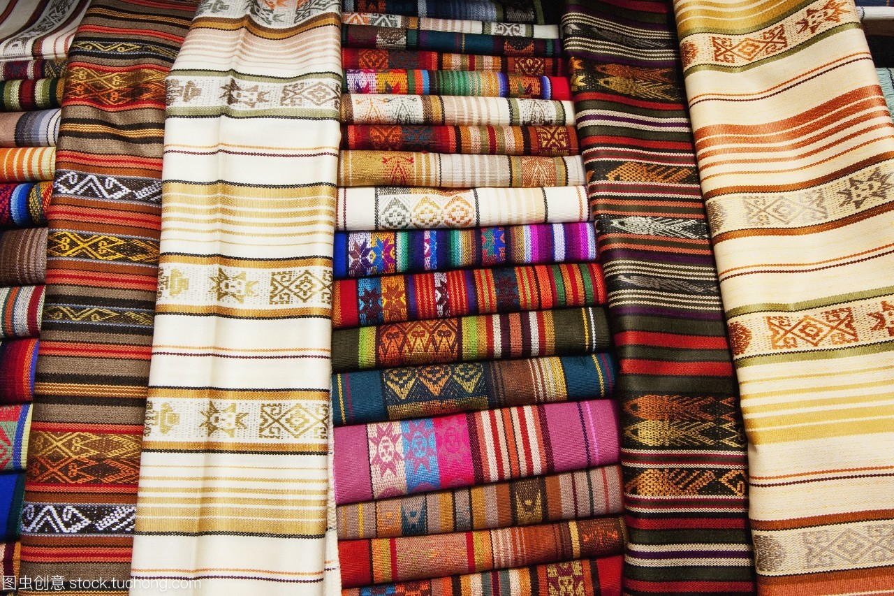 安第斯纺织品在周六工艺品市场出售OtavaloImbabura,厄瓜多尔
